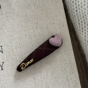 Checkered pink and brown hair clip featuring a fabric heart and Dimoo gold metal lettering