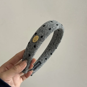 Serre-tête en tweed gris à pois noirs avec emblème logo doré pour femmes