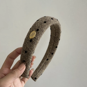 Serre-tête vintage en tweed marron à pois noirs avec logo doré élégant