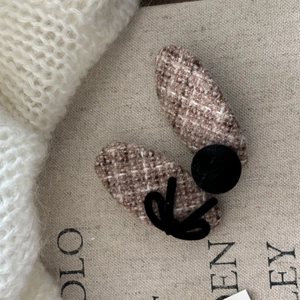 Two-piece set of tweed hair clips with black bows and pom poms for women and girls