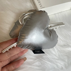 Pinza per capelli a cuore in peluche argento metallizzato con design a sbuffo per donna