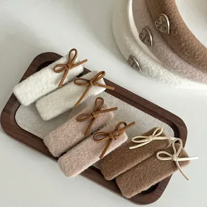 Damen Plüsch Lammwolle Schleife Haarklammer Vintage Beige Khaki Stirnband Herz Dekor BB Clip Pendler Herbst Winter Haarschmuck