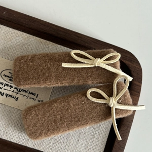 Beige Lammwolle-Schleifen-Haarspangen für Damen mit edlem braunem Samt-Finish