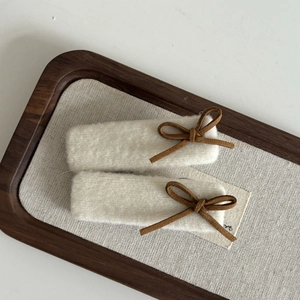 Zwei beige Plüsch-Haarspangen für Damen mit Schleife im warmen Vintage-Wald-Stil-Design