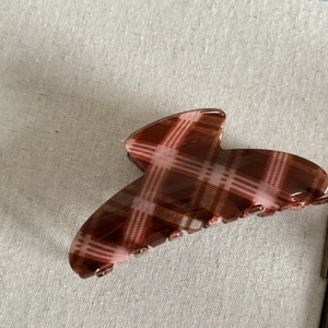 Vintage red-brown plaid hair claw clip with glossy finish for elegant women hair styling
