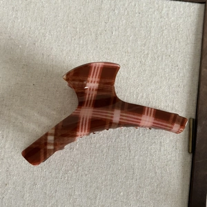 Vintage red-brown plaid hair claw clip with glossy finish for elegant women hairstyles