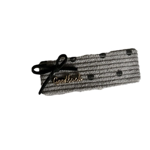 Barrette en velours côtelé gris à pois avec nœud noir et breloque dorée Goodluck