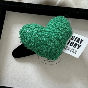 Pince à cheveux cœur en peluche verte faite à la main avec texture douce pour filles