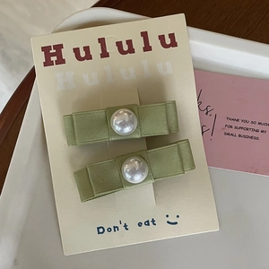 Set di due fiocchi per capelli fatti a mano verde erba con perle su carta display