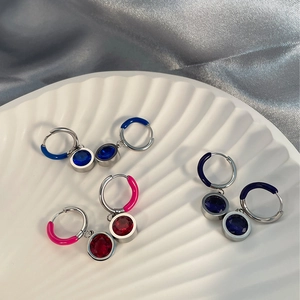 Tres pares de pendientes de aro de acero inoxidable con circonitas de colores y esmalte