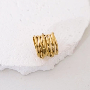 Bague spirale multicouche en or au design géométrique creux sur pierre blanche
