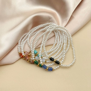 Ensemble de bracelets en perles baroques avec détails colorés et perles dorées