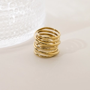 Bague spirale multicouche plaquée or 14K avec un design géométrique poli et empilé