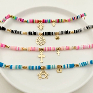 Set de bracelets bohèmes en perles heishi avec breloques dorées araignée et fleurs