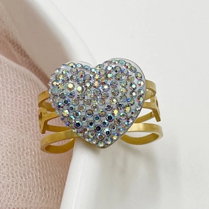 Luxe gouden meerlaagse hartring met iriserende kristallen in Franse vintage stijl