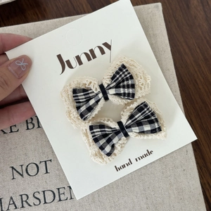 Lot de deux barrettes à nœud à carreaux noir et blanc avec bordure en dentelle beige