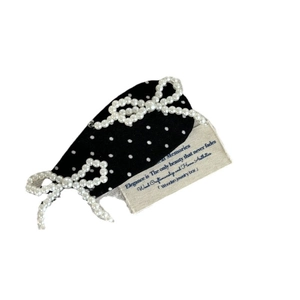 Chouchou à pois avec nœuds en perles faits main et étiquette en toile élégante