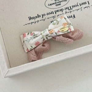 Barrette à cheveux nœud floral avec dentelle et emblème doré style vintage chic