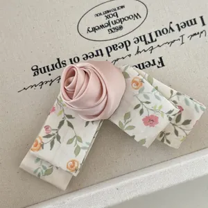 Pince à cheveux rose en dentelle à fleurs avec fleur en soie rose et nœud en tissu élégant