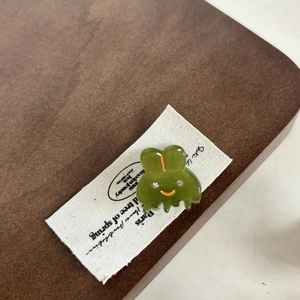 Vue détaillée d'une pince à cheveux lapin vert olive en acétate avec des strass brillants