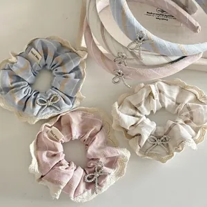 Ensemble serre-tête et chouchou à carreaux avec dentelle et accents métalliques
