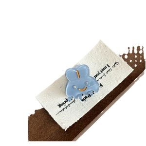Pince à cheveux lapin bleu clair en acétate avec visage souriant doré et strass