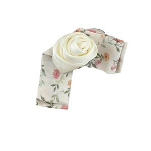 Chouchou en dentelle florale avec rose en satin ivoire et motif fleurs roses et orange
