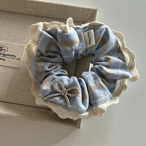 Chouchou en tissu à carreaux bleus avec étiquette faite main et nœud argenté