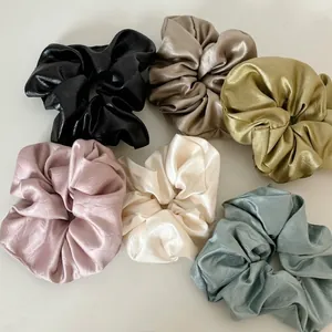Lot de six chouchous en satin aux couleurs métalliques pour une coiffure élégante