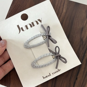Set di due fermagli per capelli intrecciati argento con fiocchi in camoscio grigio scuro