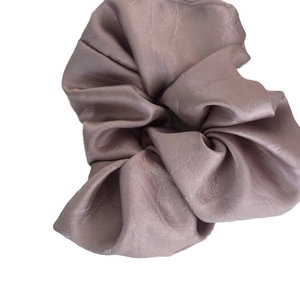 Chouchou élégant en satin rose poudré avec texture plissée pour la coiffure
