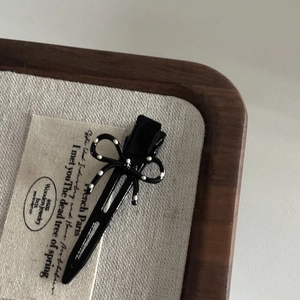 Fermaglio per capelli vintage con fiocco a pois neri in una scatola di legno