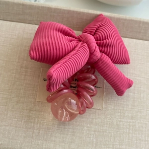 Élastique à cheveux spirale rose avec nœud mignon et perle translucide à facettes