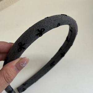 Cerchietto in tessuto grigio scuro con stampa a fiocchi neri per capelli donna
