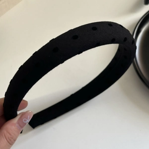 Dettaglio del cerchietto nero imbottito con trama in tessuto traforato speciale