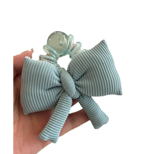 Chouchou nœud bleu clair avec texture côtelée et élastique spirale transparent