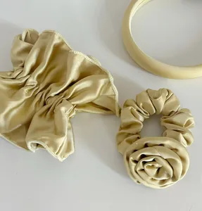 Ensemble satin or champagne avec chouchou rose et serre-tête rembourré de près