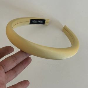 Serre-tête épais en satin jaune élégant avec éclat soyeux et design minimaliste