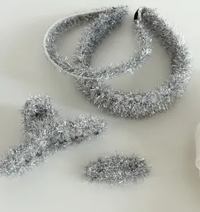 Vue détaillée des pinces à cheveux et serre-têtes argentés pailletés pour coiffure