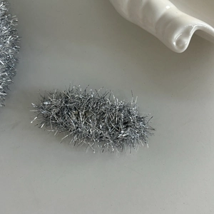 Pince à cheveux faite main en soie argentée avec finition métallique brossée texturée