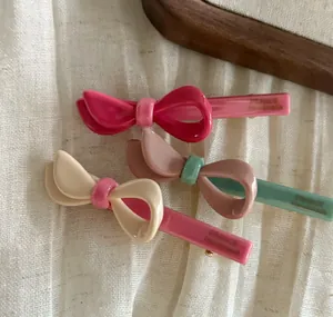 Dettaglio di tre fermagli per capelli in acetato lucido con incisione France Handmade