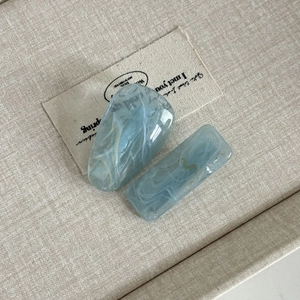 Lot de deux barrettes à cheveux en acrylique bleu clair au motif marbré élégant