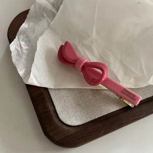 Elegante fermaglio per capelli a fiocco rosa in acetato con base in metallo dorato