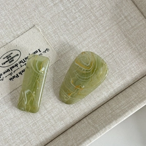 Lot de barrettes en acrylique marbré vert avec formes rectangulaire et goutte
