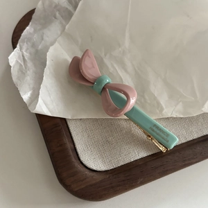 Dettaglio di fermaglio per capelli a fiocco rosa e menta con incisione France Handmade