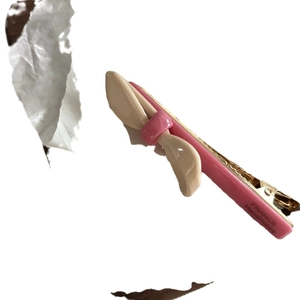 Fermaglio per capelli a fiocco in acetato rosa e crema con molletta a becco dorata