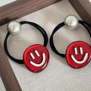 Élastiques à cheveux smiley rouge avec perle argentée pour coiffures élégantes