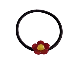 Elastisches Haargummi mit einer süßen dunkelroten Acetatblume und gelbem Blütenzentrum