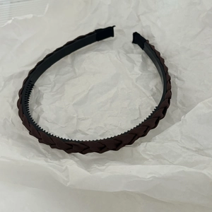 Braided non-slip headband with teeth in dark brown fabric for women's daily hair styling