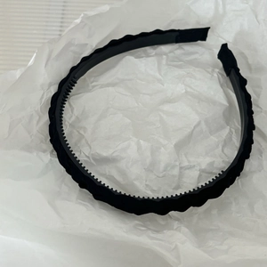 Detail of black wave headband showing anti-slip teeth and matte fabric texture